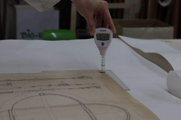 foto durante il restauro - misurazione del pH delle incisioni (analisi diagnostiche)